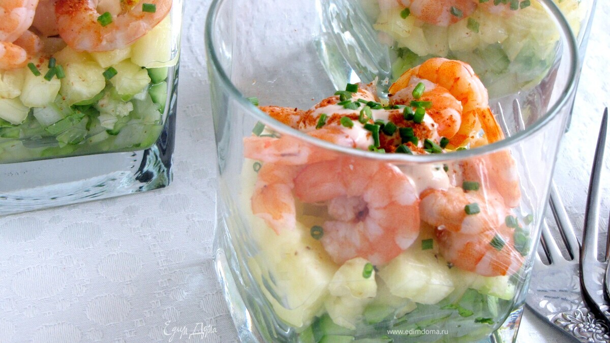 Салат-коктейль с креветками и ананасом