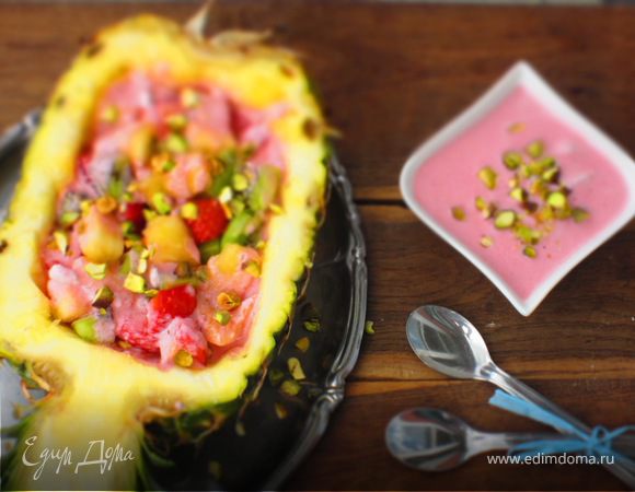 Фруктовый салат "Мачедония" с клубничным соусом