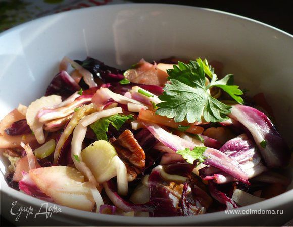 Теплый салат с радиккио и фенхелем