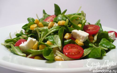 Рецепт Полевой салат с фетой, кукурузой и помидорками черри
