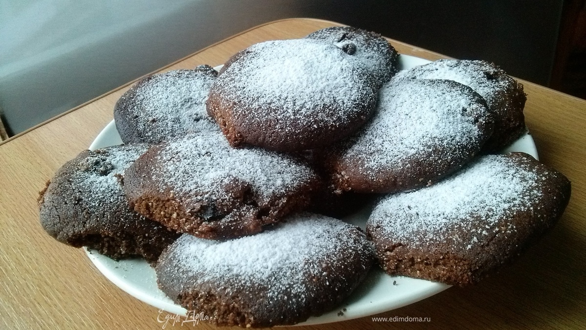 Шоколадное печенье с изюмом и миндальной мукой