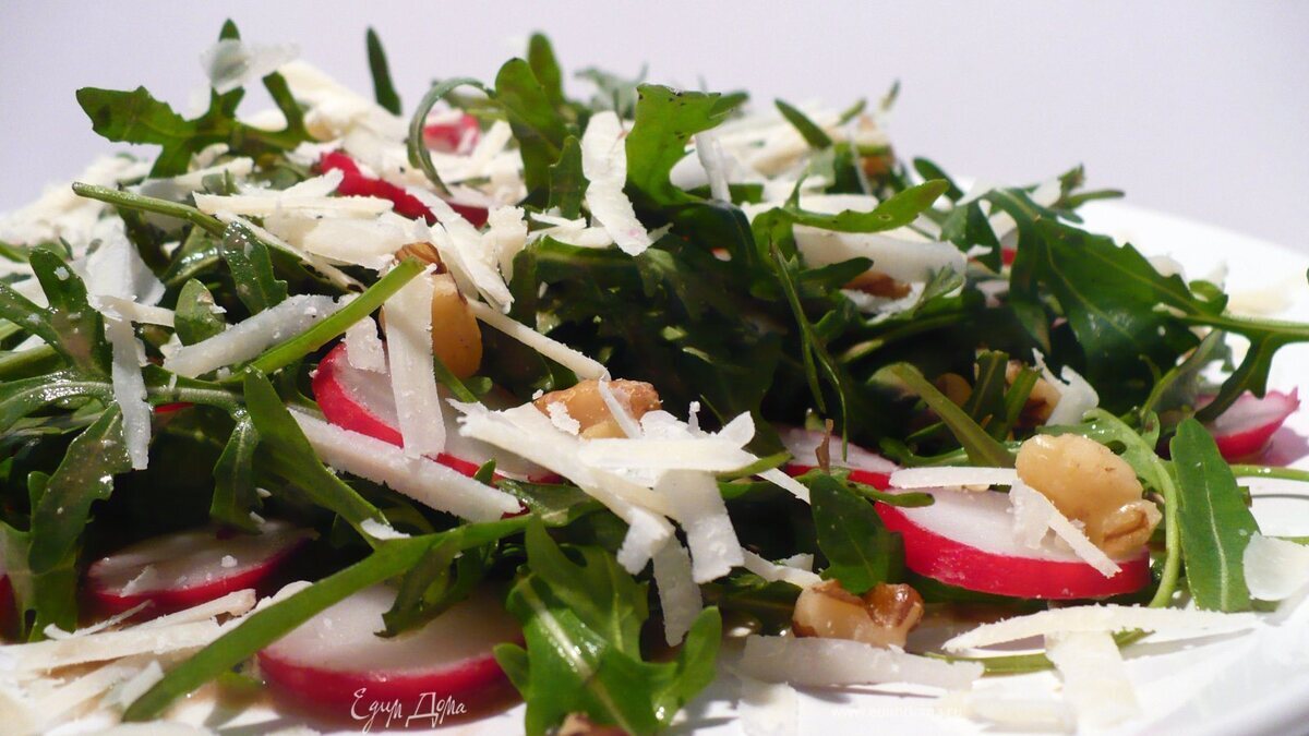 Летний салат из руколы и редиски