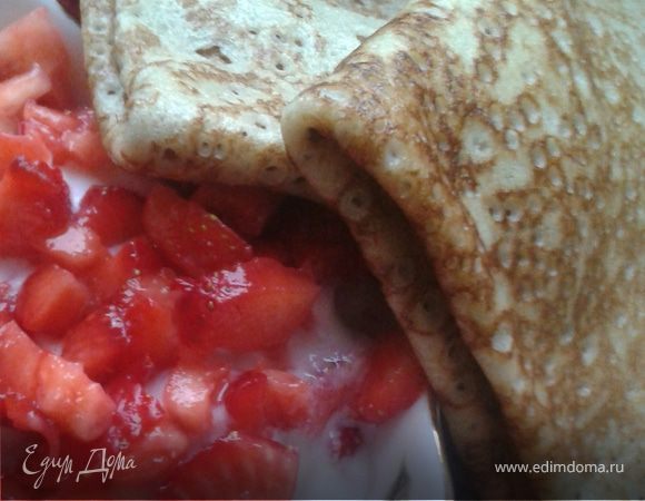 Блинчики с рикоттой и клубникой