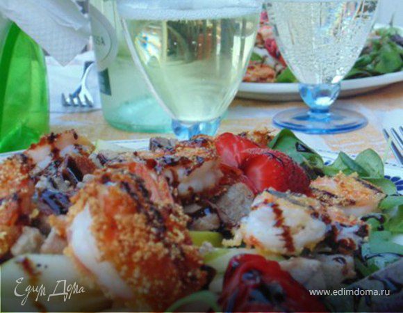 Салат "Симфония" с тунцом, креветками и клубникой Салат "Симфония" с тунцом, креветками и клубникой