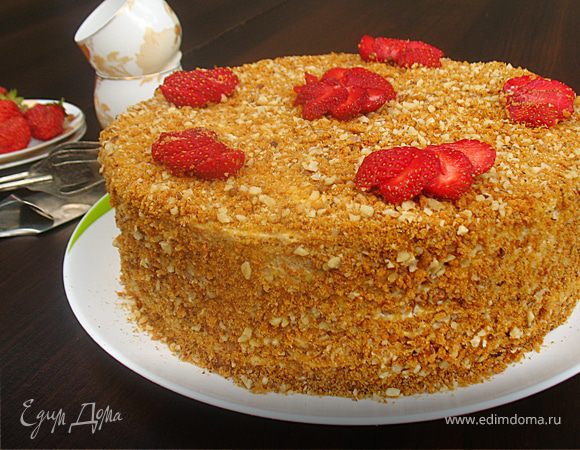 Карамельный медовик с клубникой Карамельный медовик с клубникой