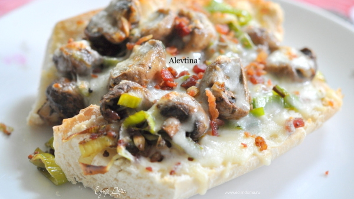 Гренка с грибами и луком-пореем