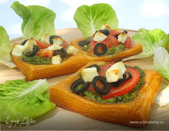 Томатные тарталетки с помидорами, фетой и соусом песто