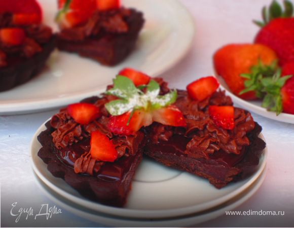 Шоколадные тарталетки с клубникой