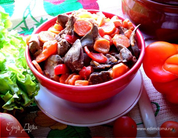 Печень в горшочке в сметанно-томатном соусе с овощами Печень в горшочке в сметанно-томатном соусе с овощами