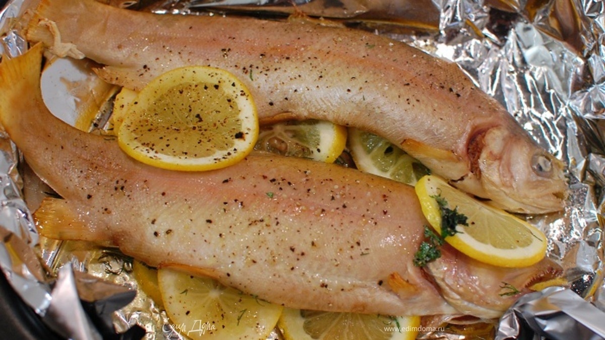Форель, запеченная с лимоном и зеленью