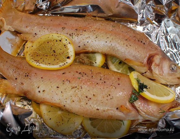 Форель, запеченная с лимоном и зеленью