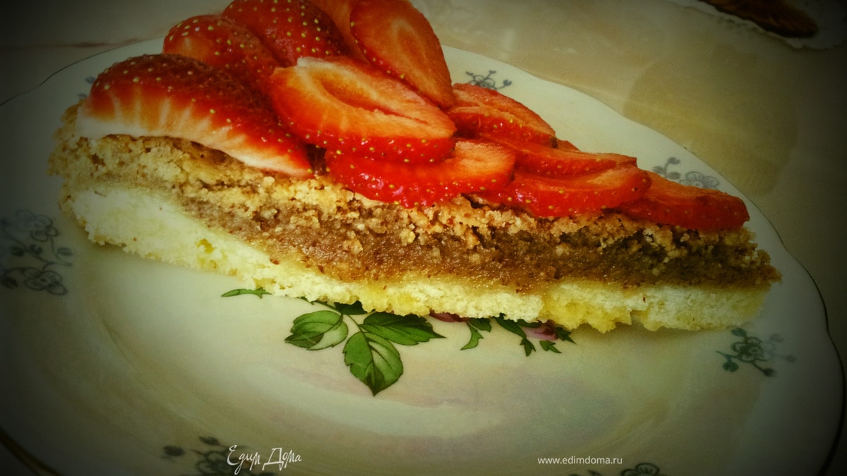 Миндальный пирог с клубникой