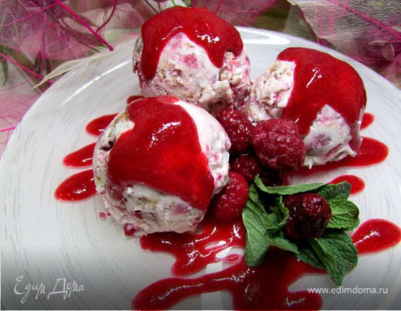 Семифредо из рикотты с малиной и миндальным печеньем