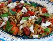 Средиземноморский салат с фасолью и артишоками