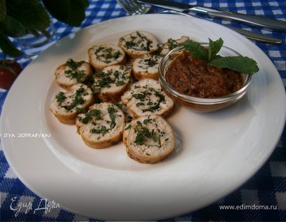 Куриный рулетик с мятой и томатно-мятным соусом Куриный рулетик с мятой и томатно-мятным соусом