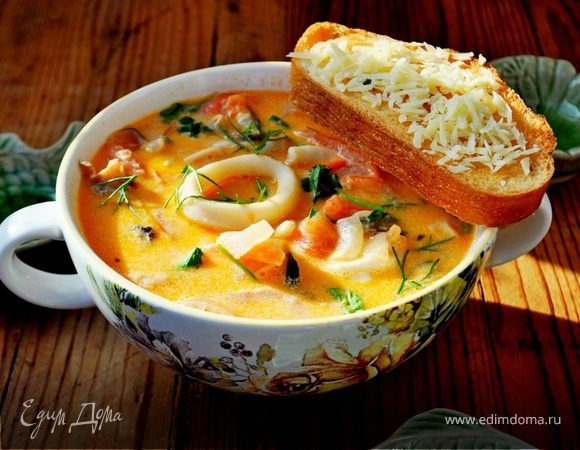 Сливочный суп с морепродуктами, томатами и пармезановыми гренками