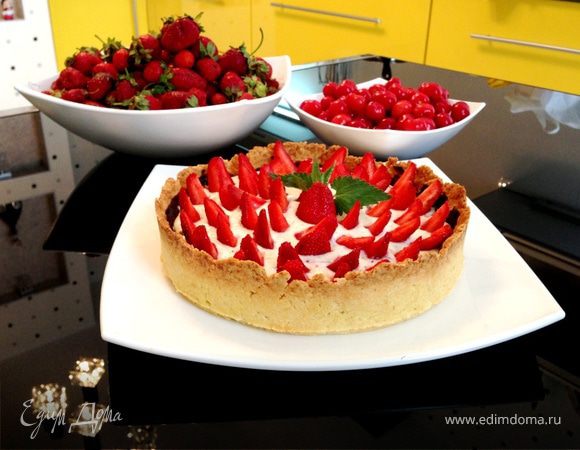 Клубничный тарт с творожным кремом и шоколадом