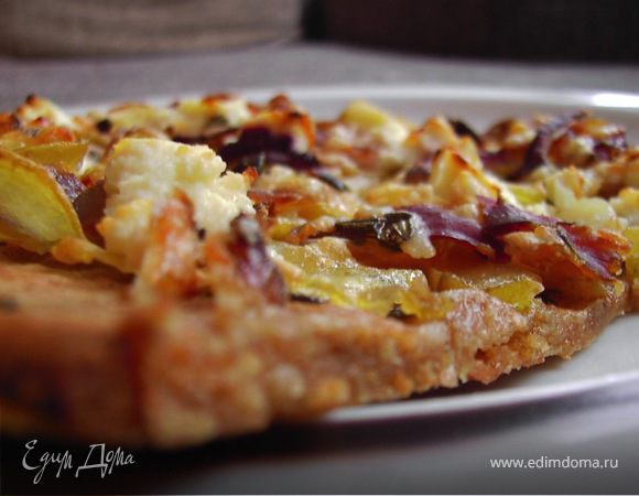 Картофельная пицца с чесноком, козьим сыром и розмарином Картофельная пицца с чесноком, козьим сыром и розмарином