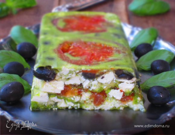 Террин с помидорами, фетой и оливками 