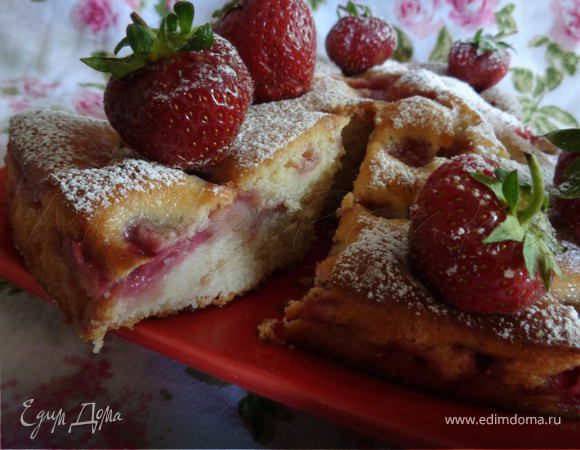 Клубничный бисквитный пирог с цукатами экзотических фруктов