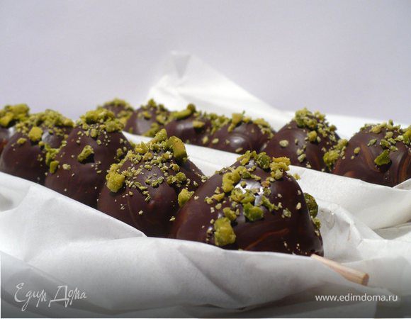 Клубника в шоколаде с фисташками