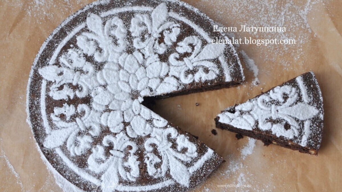 Черемуховый пирог с миндалем и грецкими орехами