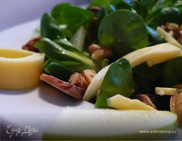 Летний салат с сыром, яблоком и шампиньонами