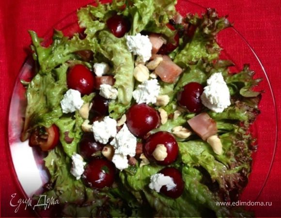 Салат с черешней, козьим сыром и беконом
