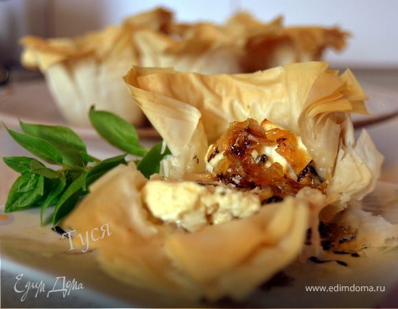 Корзиночки со шпинатом и карамельным луком