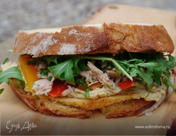Бутерброд с тунцом, запеченным перцем и хумусом 