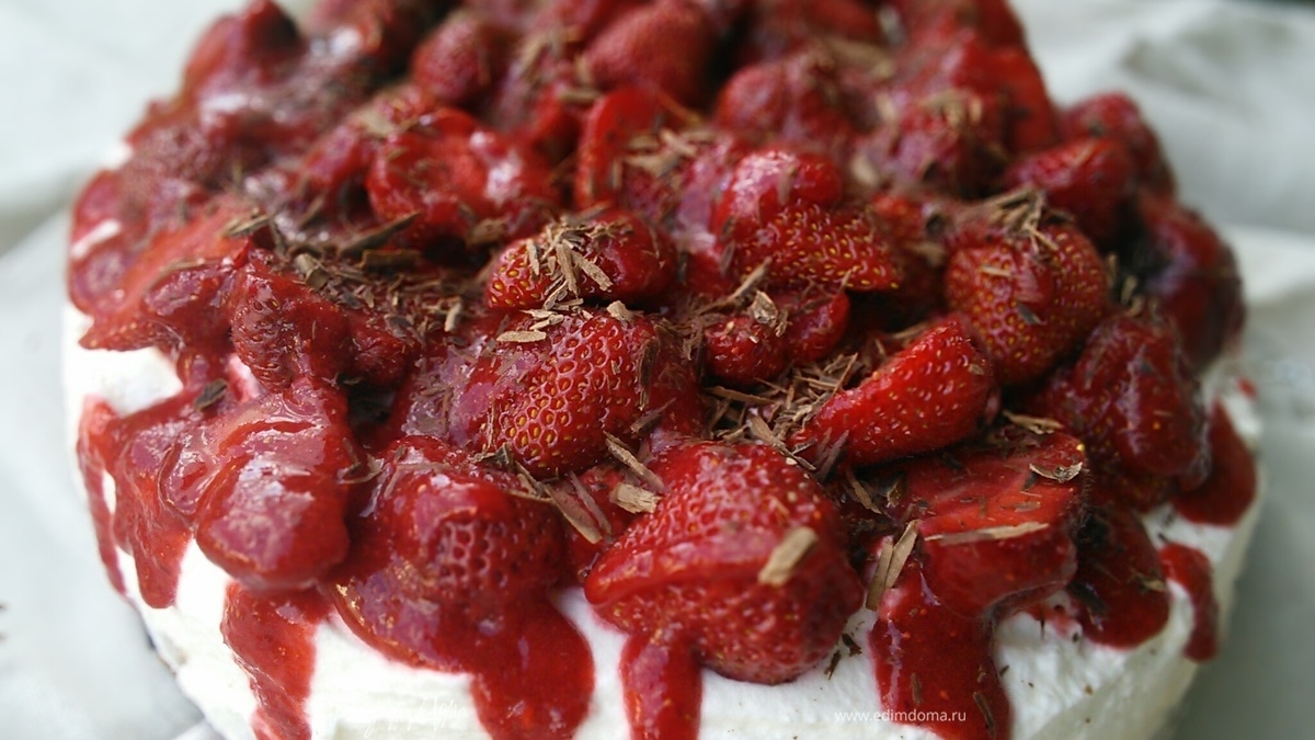 Кремовый чизкейк с клубничным соусом