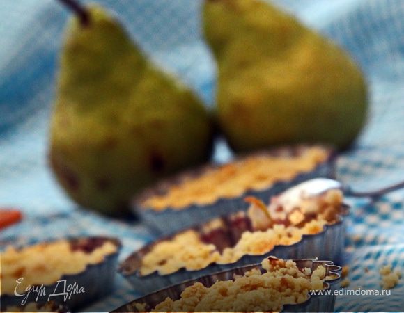 Грушево-брусничный крамбл