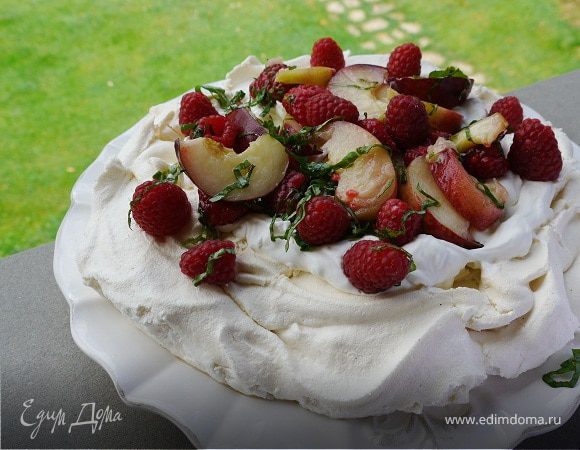 Торт «Павлова» с малиной и персиками Торт «Павлова» с малиной и персиками