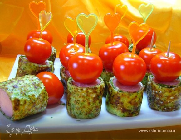 Канапе из блинчиков с сосисками и помидорками черри