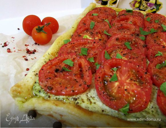 Слоеный пирог с помидорами и базиликом