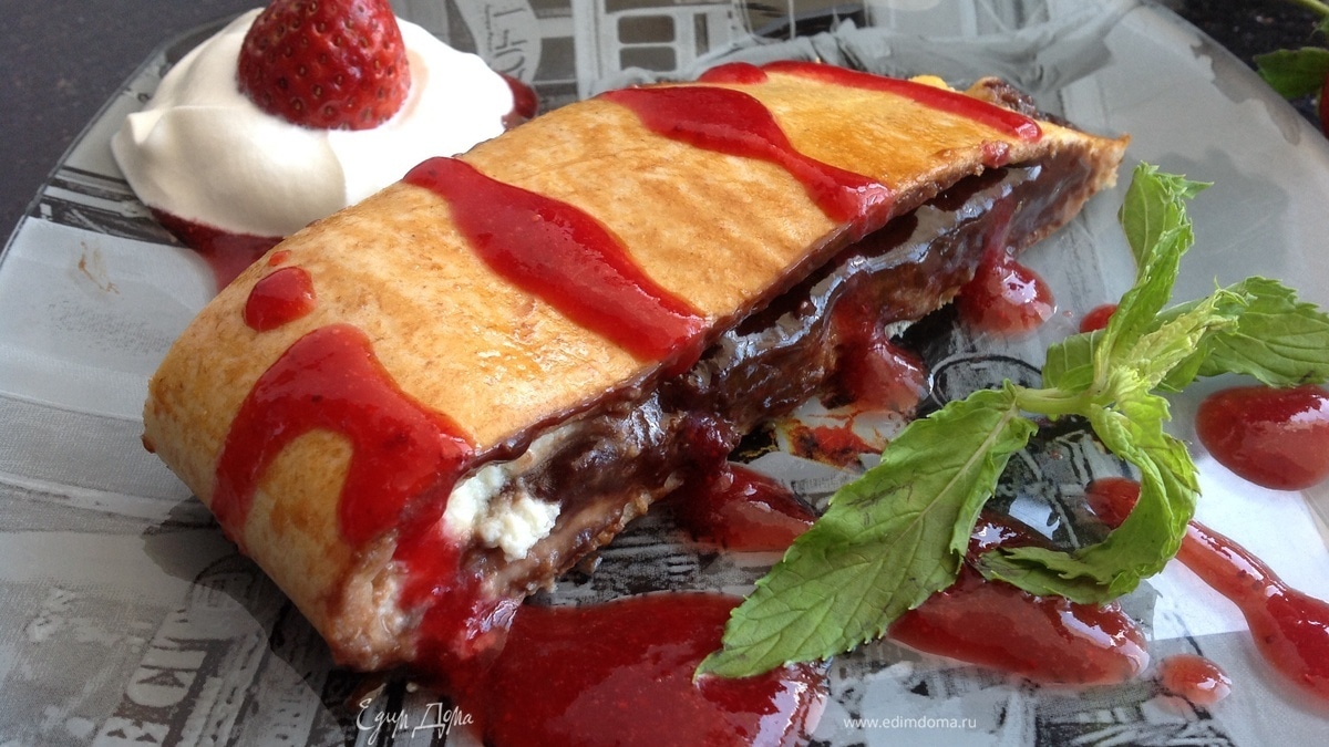 Кальцоне с рикоттой и шоколадной пастой