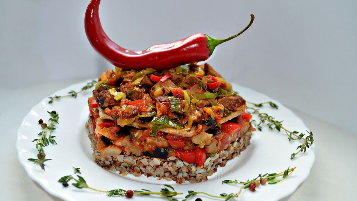 Мильфей с мясом, гречкой и овощами