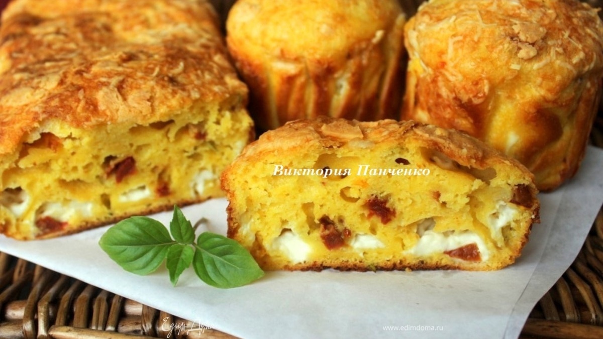 Закусочный кекс с фетаксой и вялеными томатами