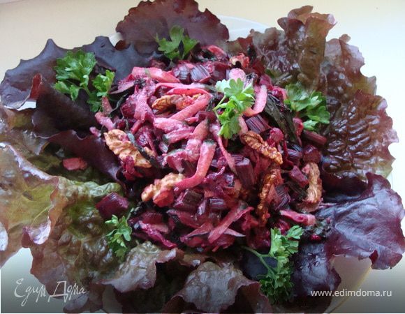 Салат из молодой свеклы с листвой