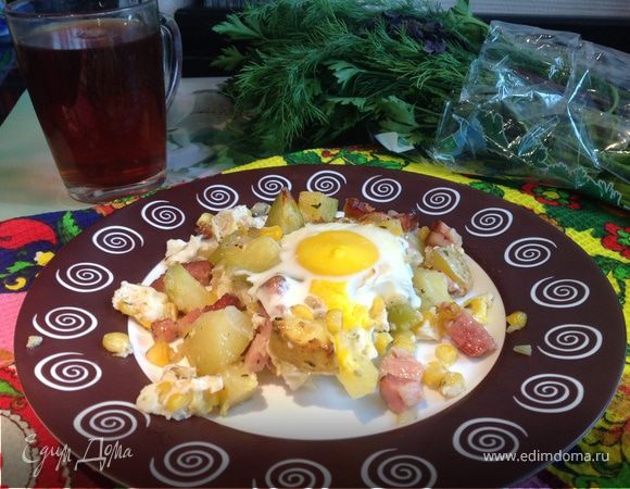 Яичница и запеченный картофель с беконом и ароматными травами Яичница и запеченный картофель с беконом и ароматными травами