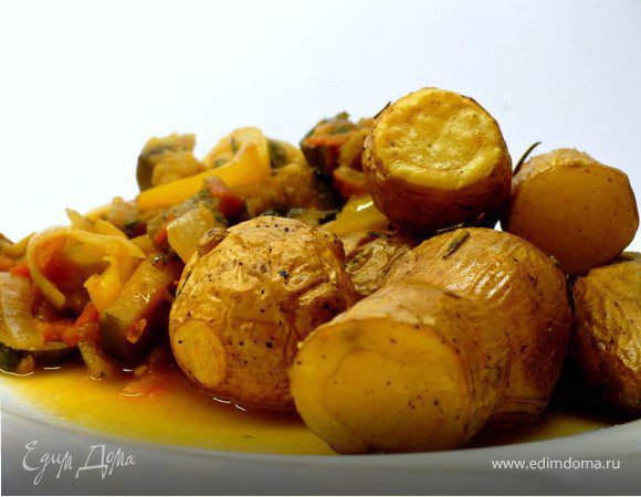 Запеченный картофель с розмарином и рататуем Запеченный картофель с розмарином и рататуем