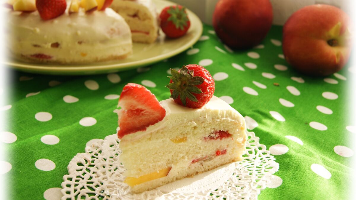 Бисквитный фруктовый торт со сливочным кремом к празднику "День семьи, любви и верности"