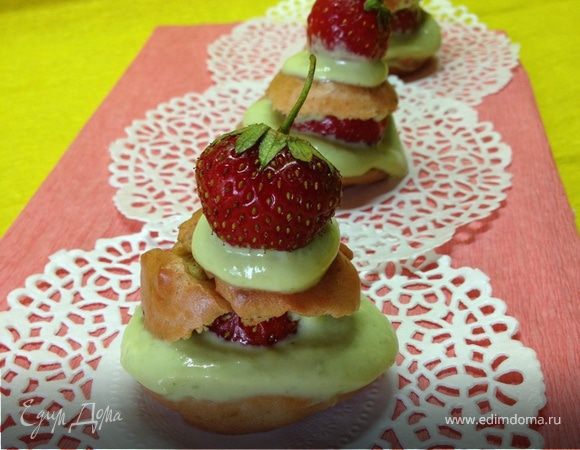 Клубничные профитроли с творожно-базиликовым кремом