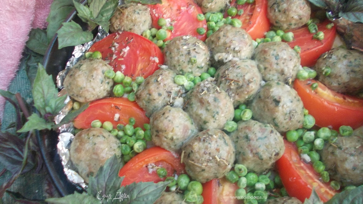 Печеные овощи с мясными тефтелями