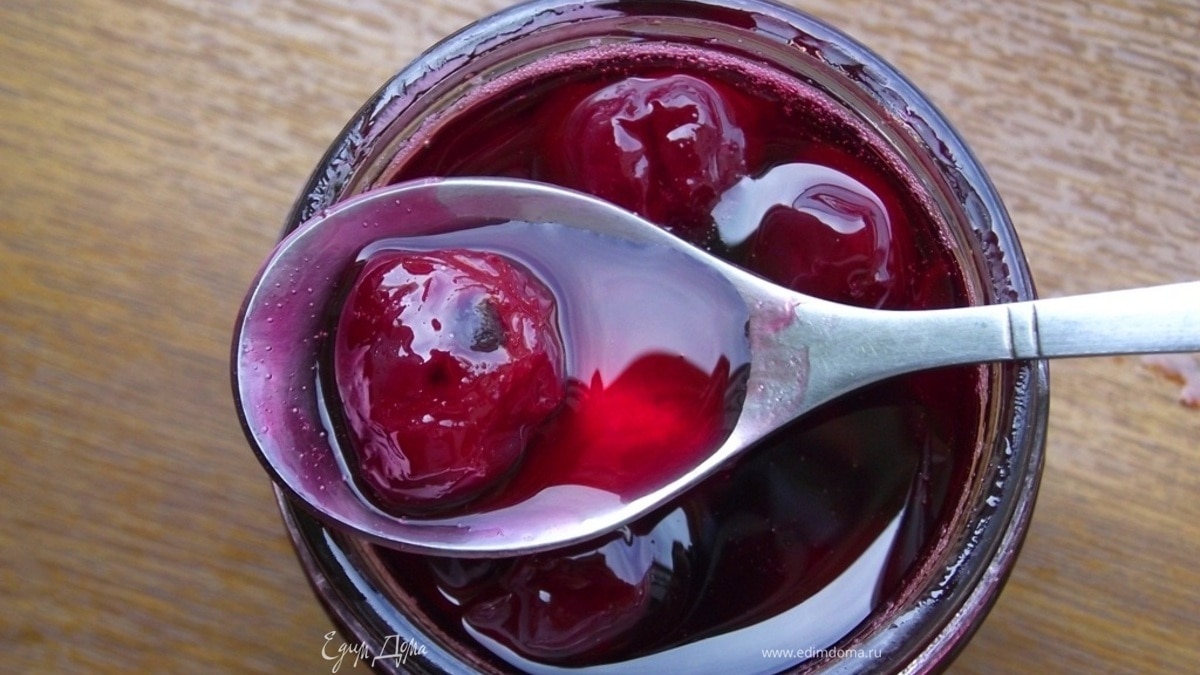 Варенье из вишни с корицей и коньяком