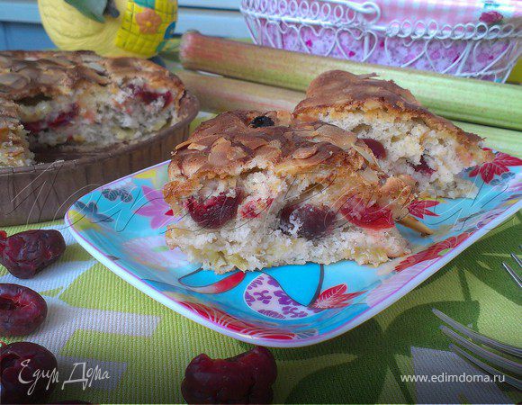 Шарлотка с ревенем, вяленой вишней и пряностями