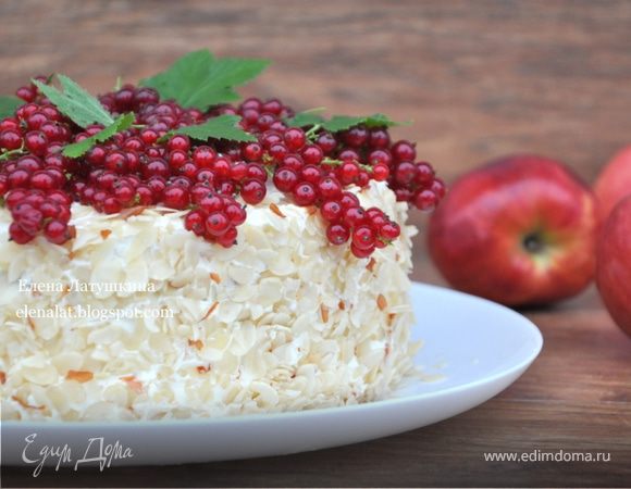 Яблочный торт с красной смородиной