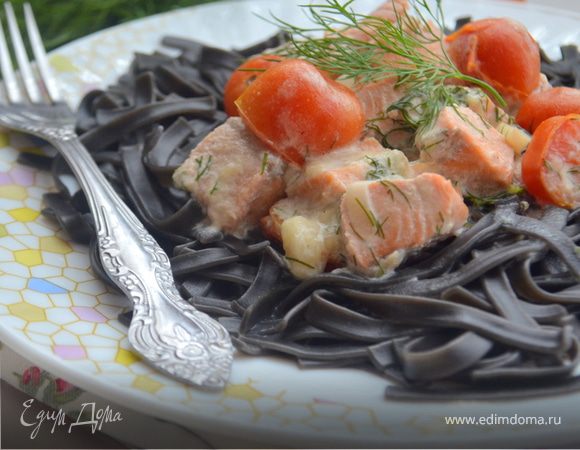 Черная паста со сливочной форелью