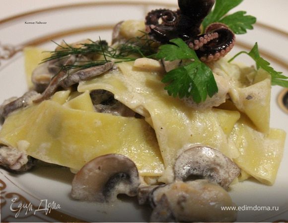 Лапша с морепродуктами и грибами