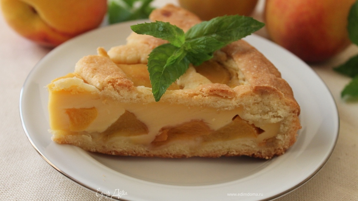Пирог с персиками и пудингом из ряженки